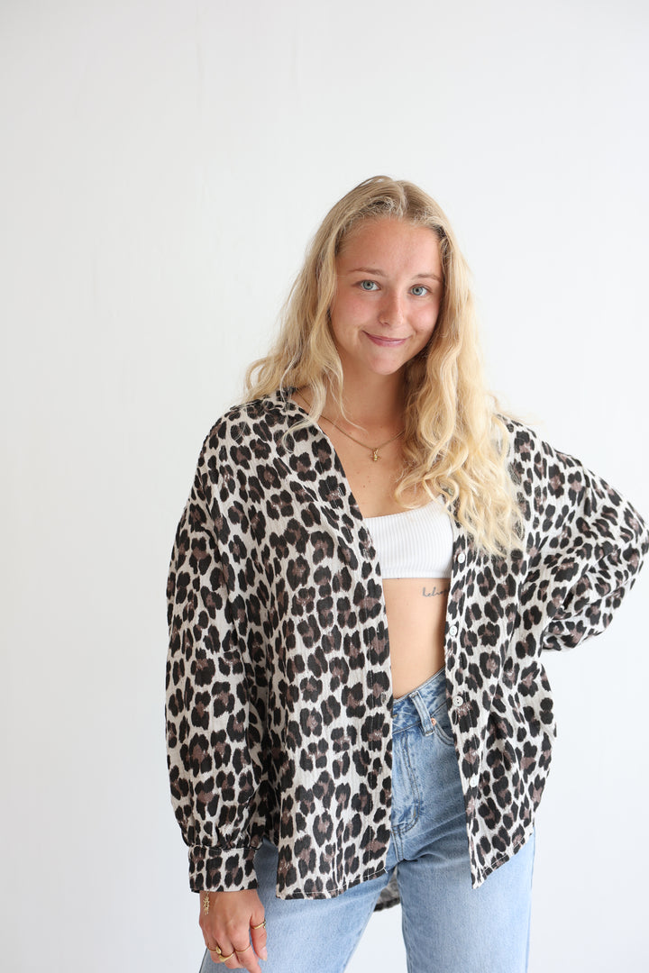 Kurzes Blusenhemd aus Musselin mit Leoprint Leolove