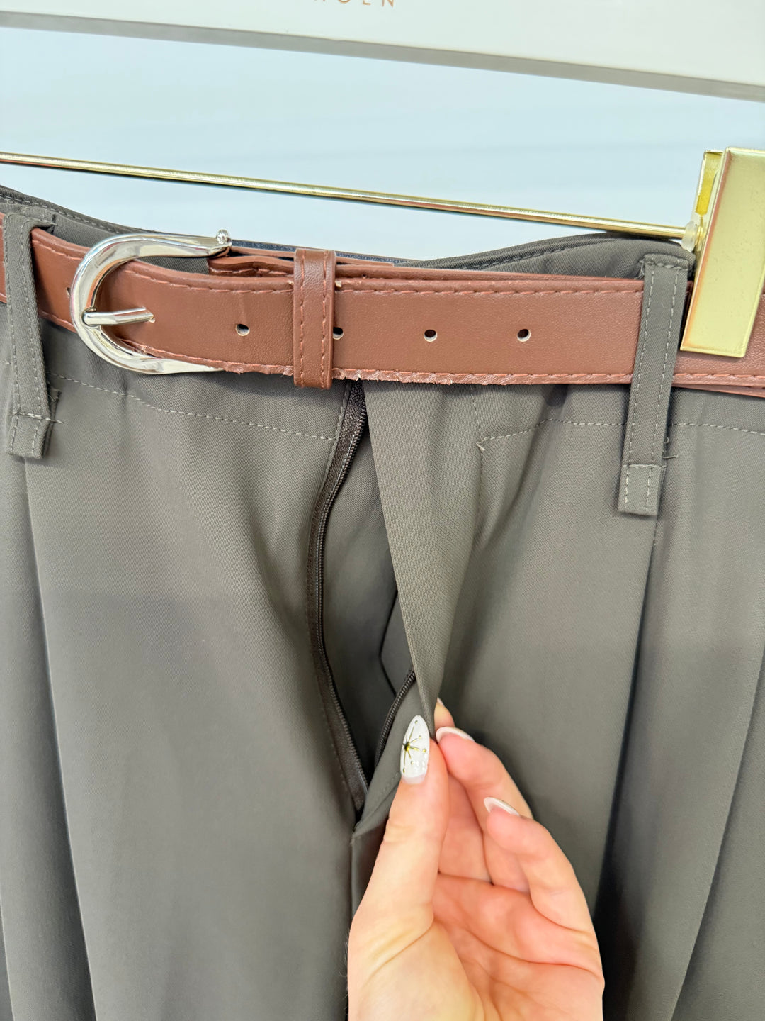 BUNDFALTENHOSE MIT GÜRTEL ANNA DUNKELBRAUN GR.M/38 (B-WARE)