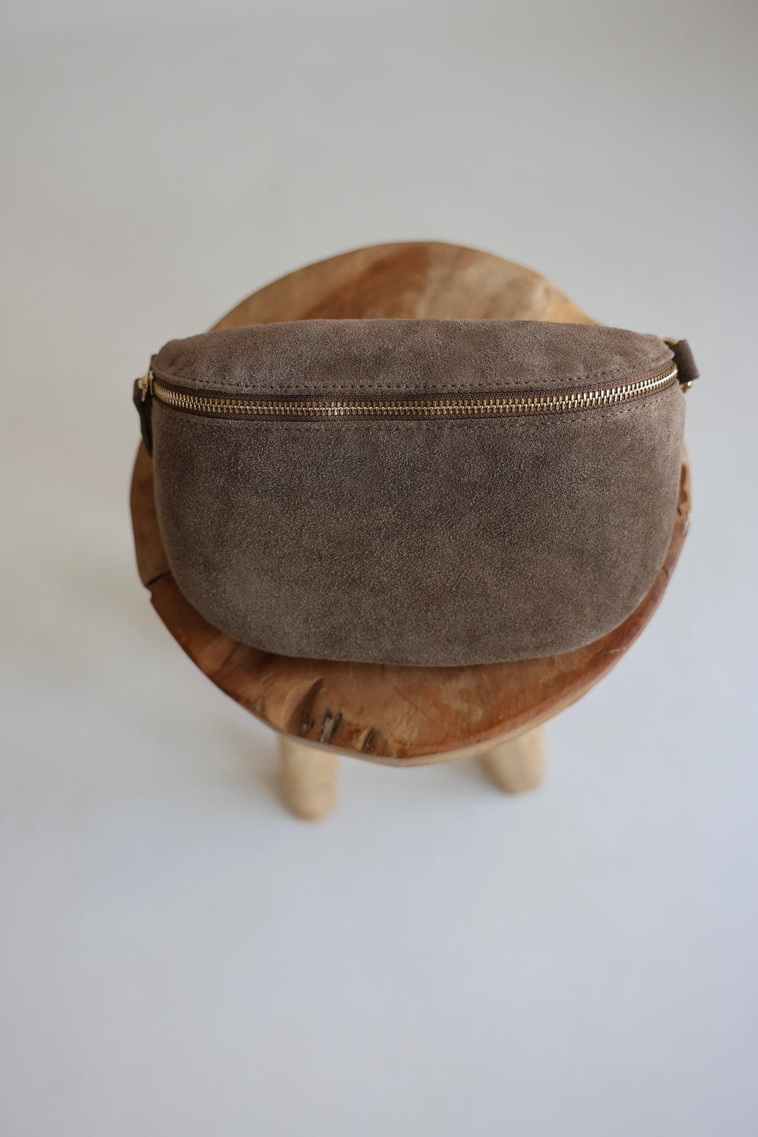 Crossbody Bag Medium aus Wildleder