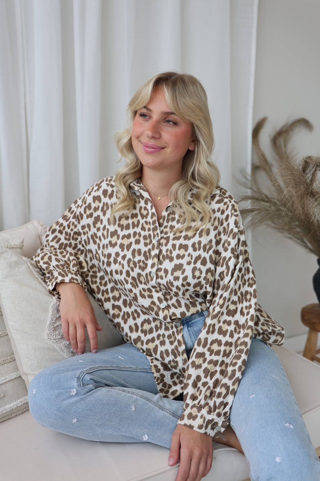 Kurzes Blusenhemd aus Musselin mit Leoprint Leolove