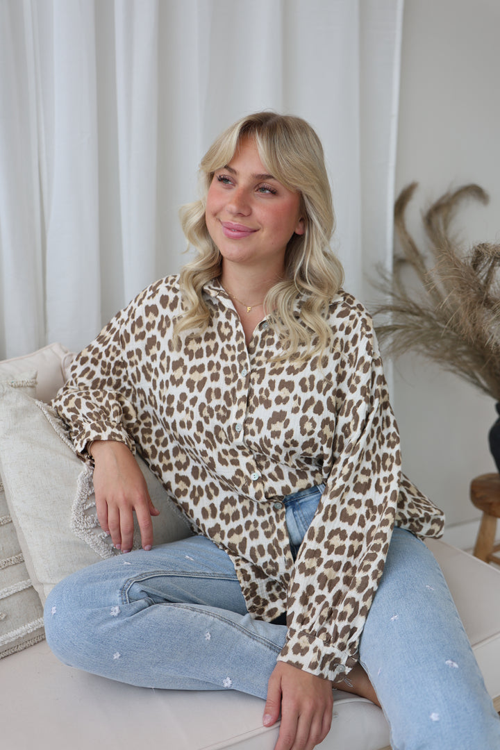 Kurzes Blusenhemd aus Musselin mit Leoprint Leolove