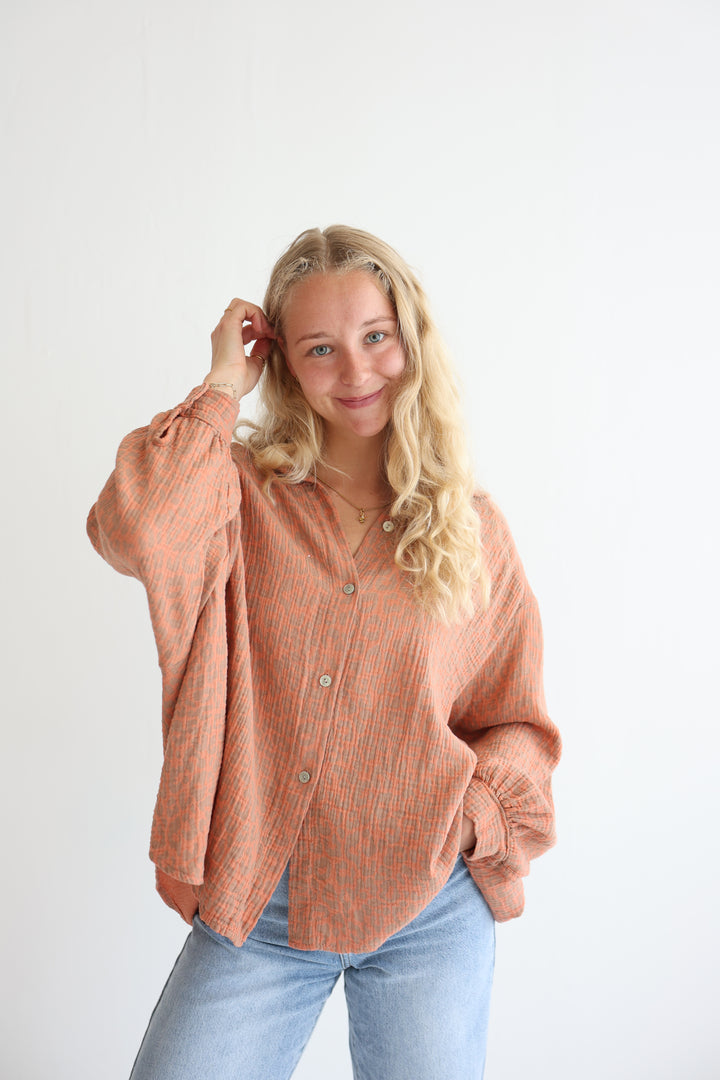 Kurzes Blusenhemd aus Musselin mit Leoprint Leolove
