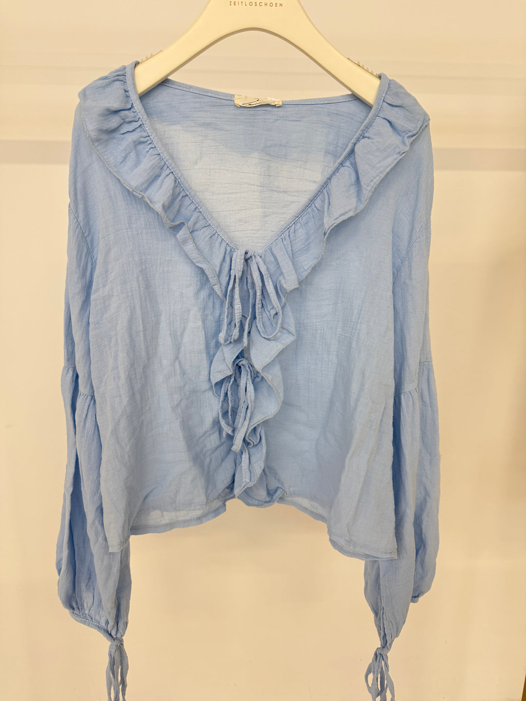 RÜSCHENBLUSE LEYLA SOFT BLUE (B-WARE)