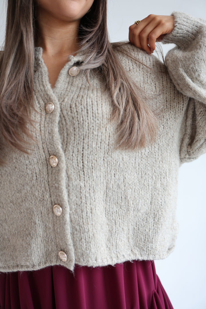 Kurzer Oversize Cardigan mit goldenen Manschettenknöpfen Claire