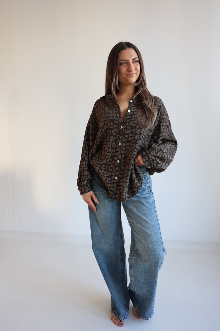 Kurzes Blusenhemd aus Musselin mit Leoprint Leolove