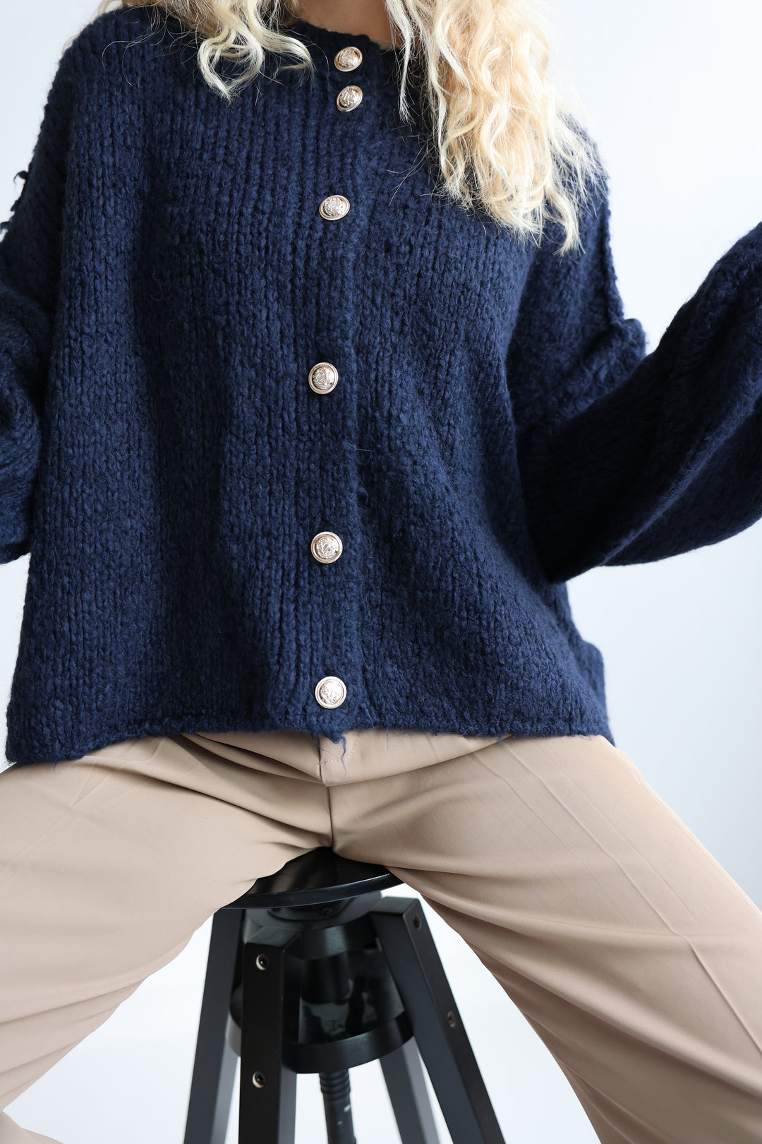 Kurzer Oversize Cardigan mit goldenen Manschettenknöpfen Claire