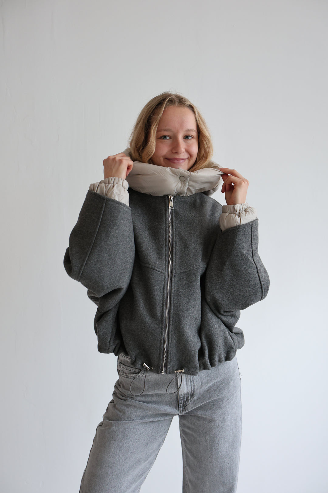 Leichte Bomberjacke mit abnehmbarer Kapuze