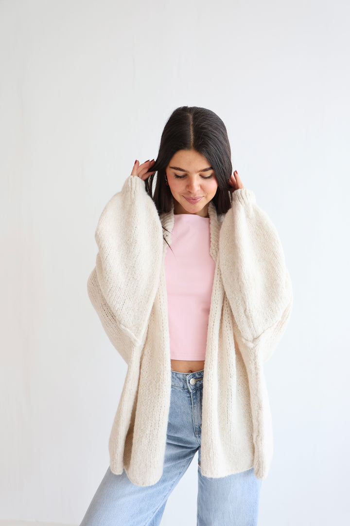 Langer Oversize Cardigan mit goldenen Manschettenknöpfen Claire