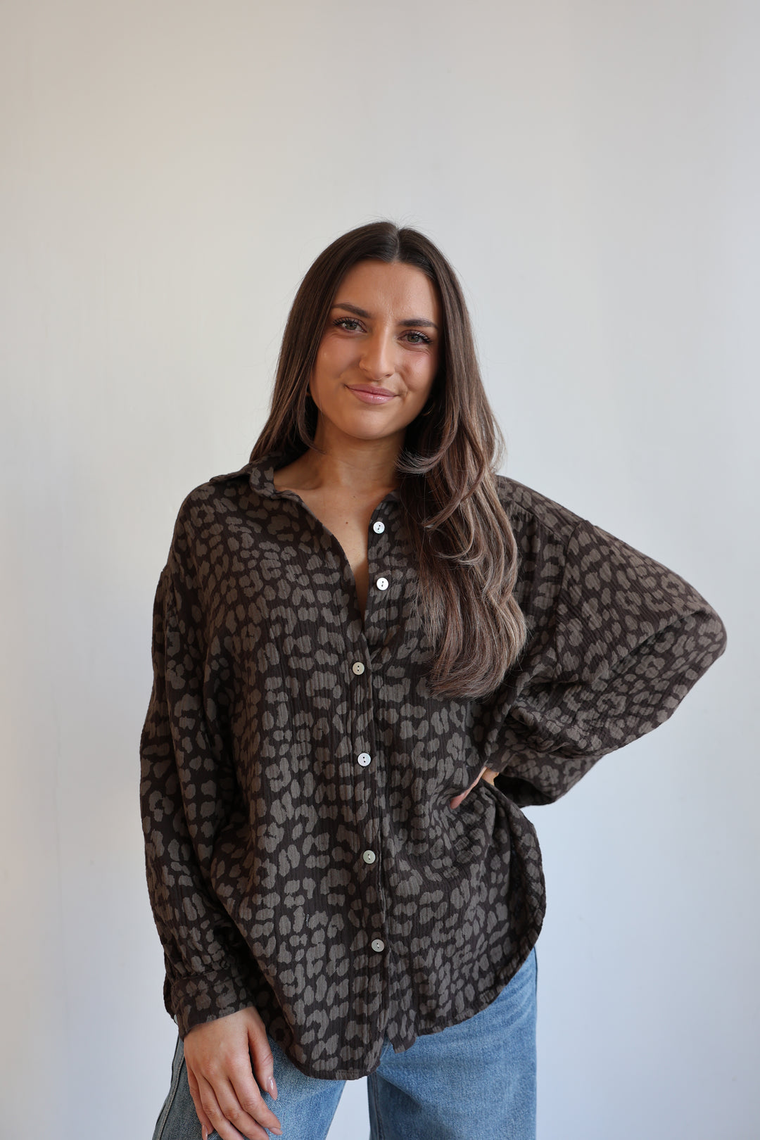 Kurzes Blusenhemd aus Musselin mit Leoprint Leolove