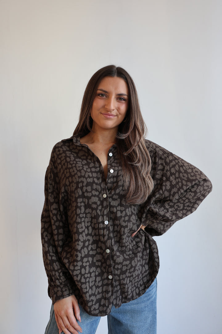 Kurzes Blusenhemd aus Musselin mit Leoprint Leolove