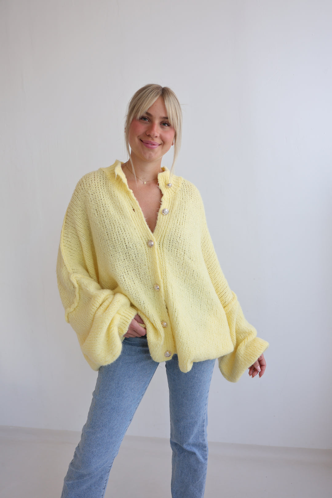 Langer Oversize Cardigan mit goldenen Manschettenknöpfen Claire
