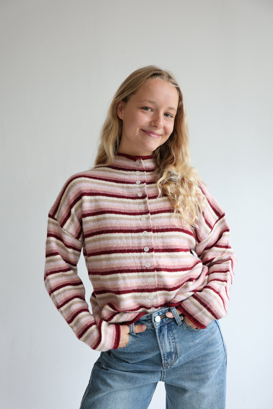 Gestreifte Strickjacke mit Mini-Stehkragen Hannah