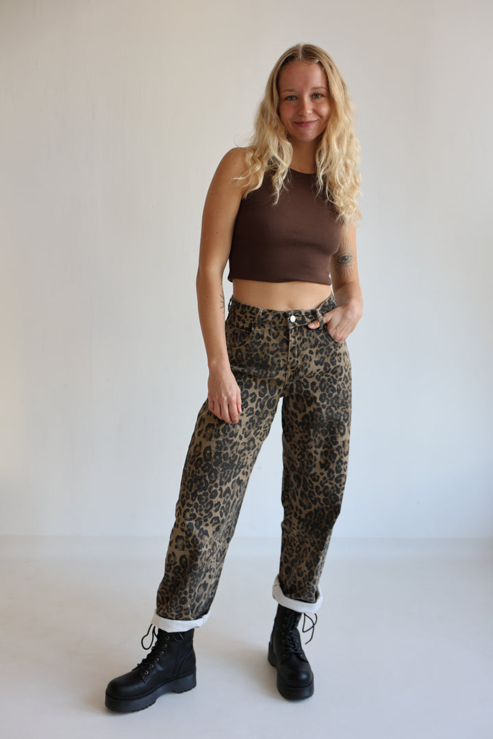 Barrel Jeans mit Leoprint