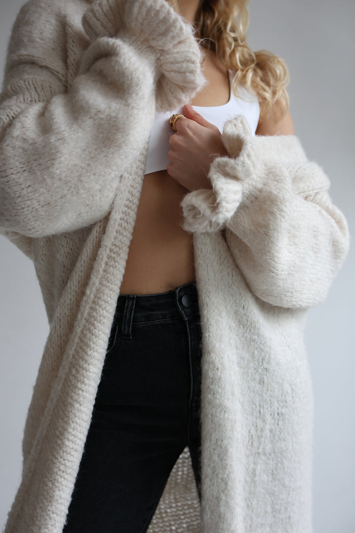 Langer Cardigan mit Rüschenärmeln Clara