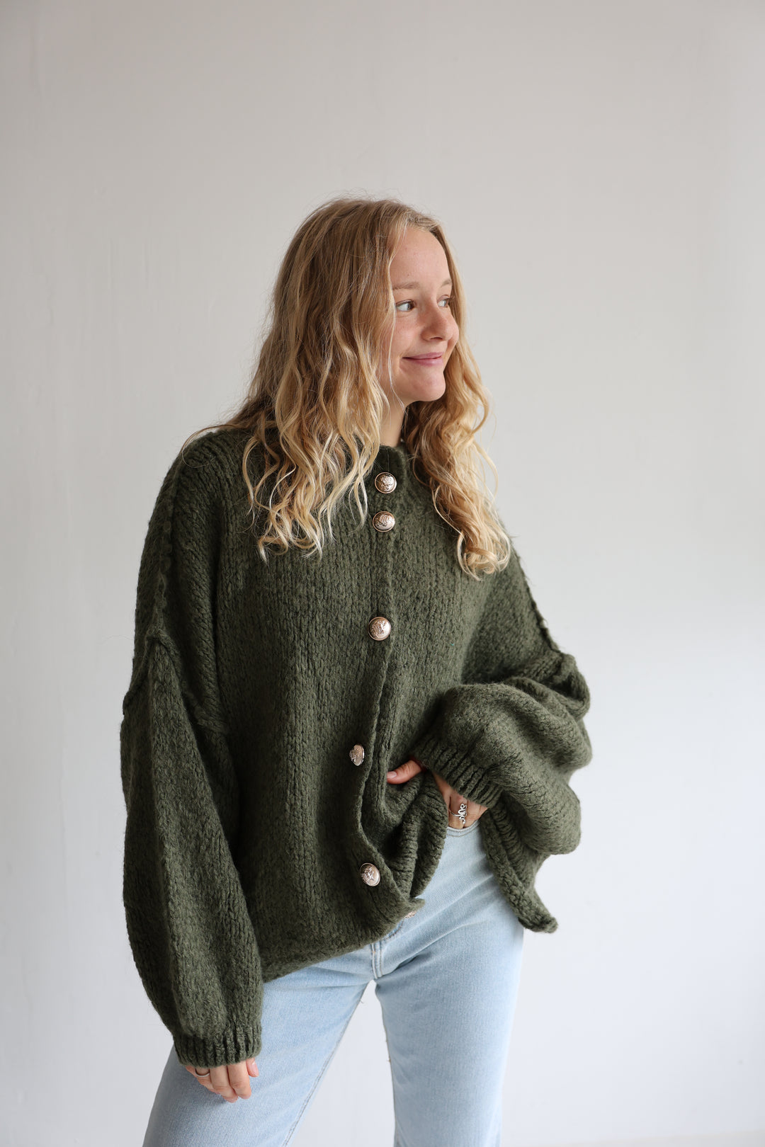 Kurzer Oversize Cardigan mit goldenen Manschettenknöpfen Claire