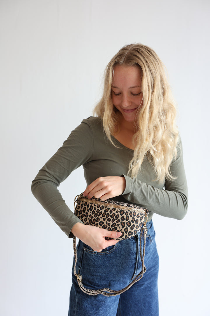 Crossbody Bag Small aus Wildleder