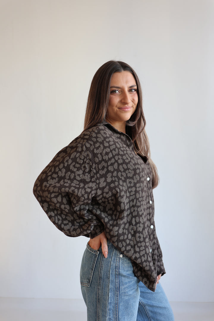 Kurzes Blusenhemd aus Musselin mit Leoprint Leolove