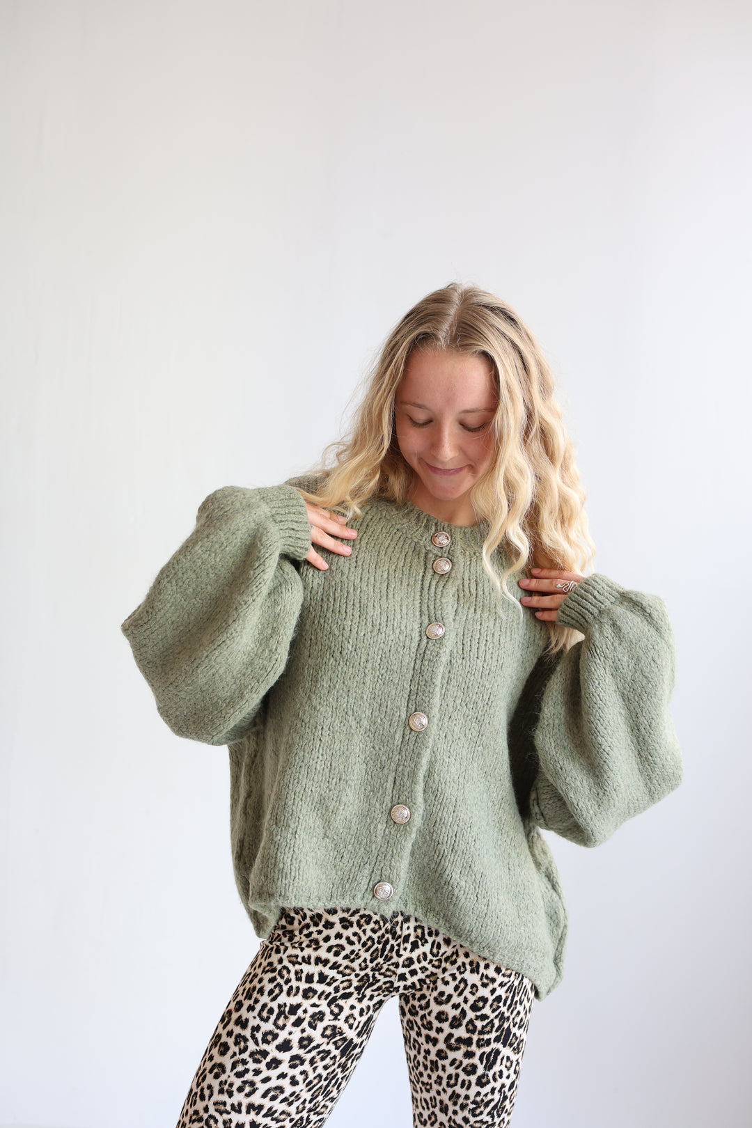 Kurzer Oversize Cardigan mit goldenen Manschettenknöpfen Claire