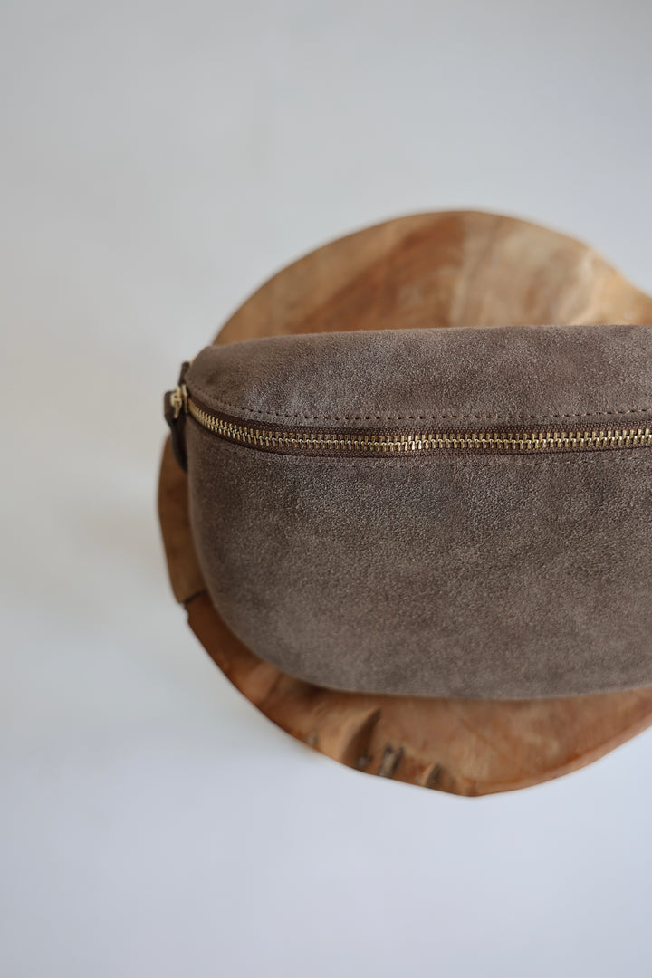 Crossbody Bag Medium aus Wildleder