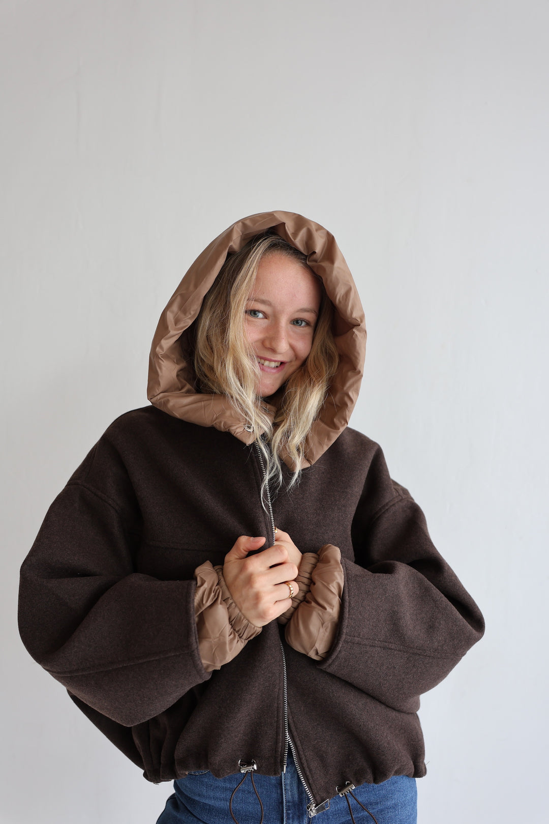 Leichte Bomberjacke mit abnehmbarer Kapuze