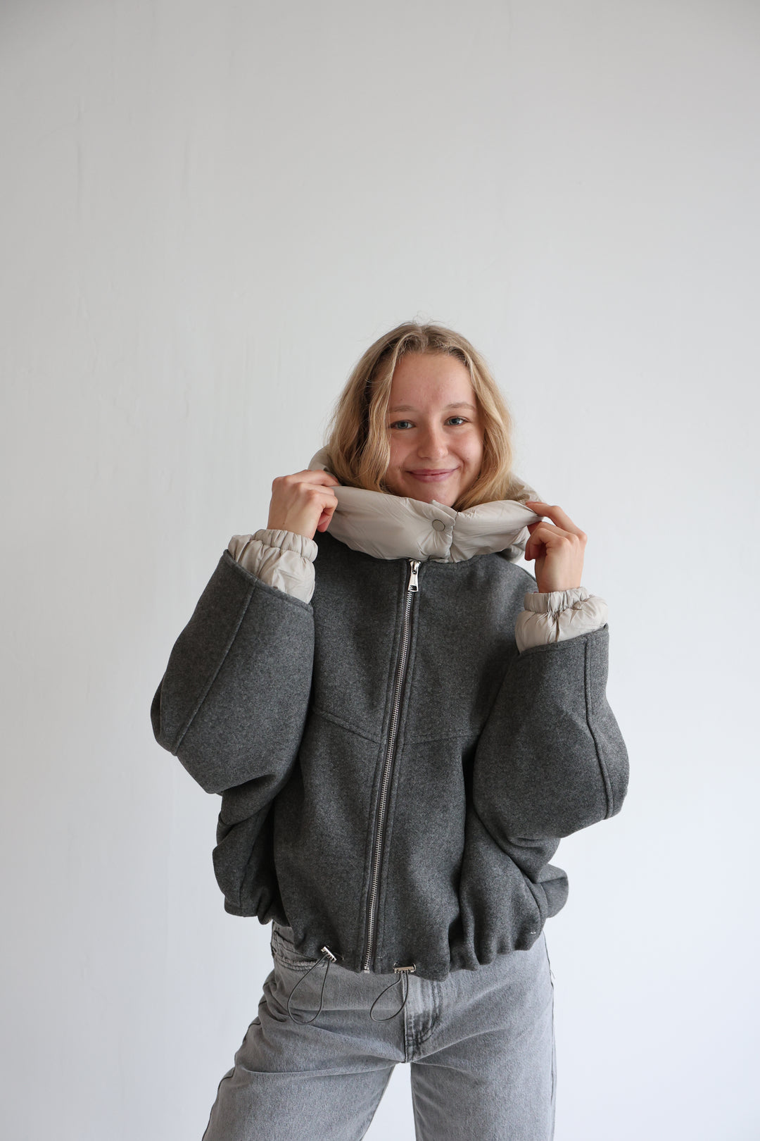 Leichte Bomberjacke mit abnehmbarer Kapuze