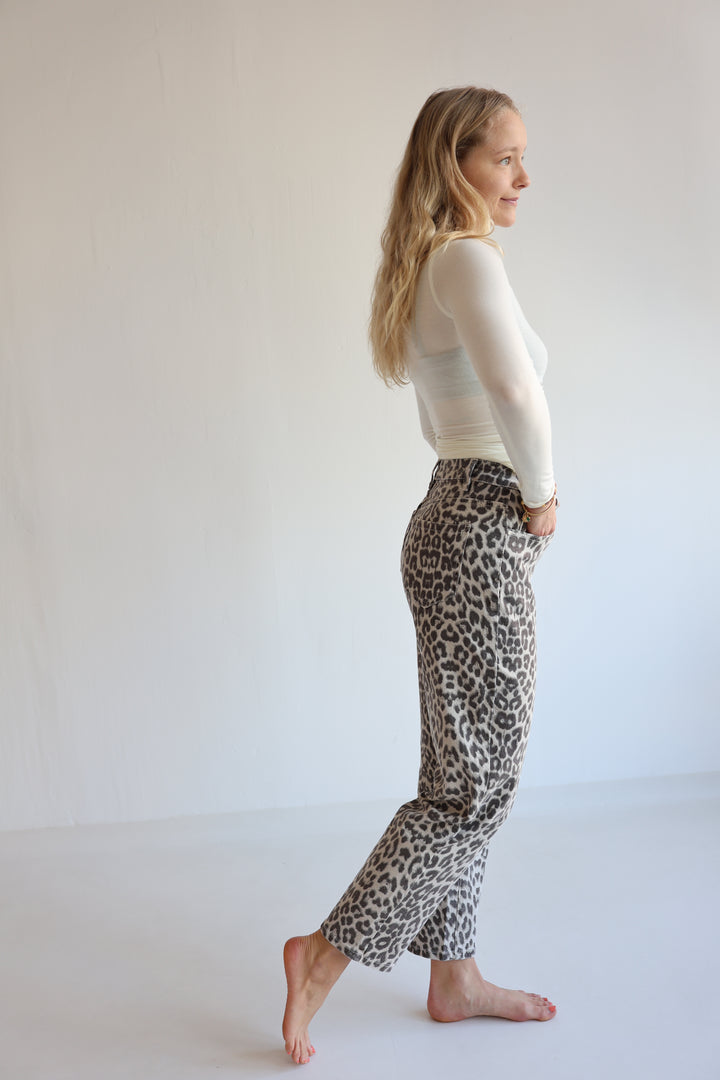 Mom Jeans mit Leoprint