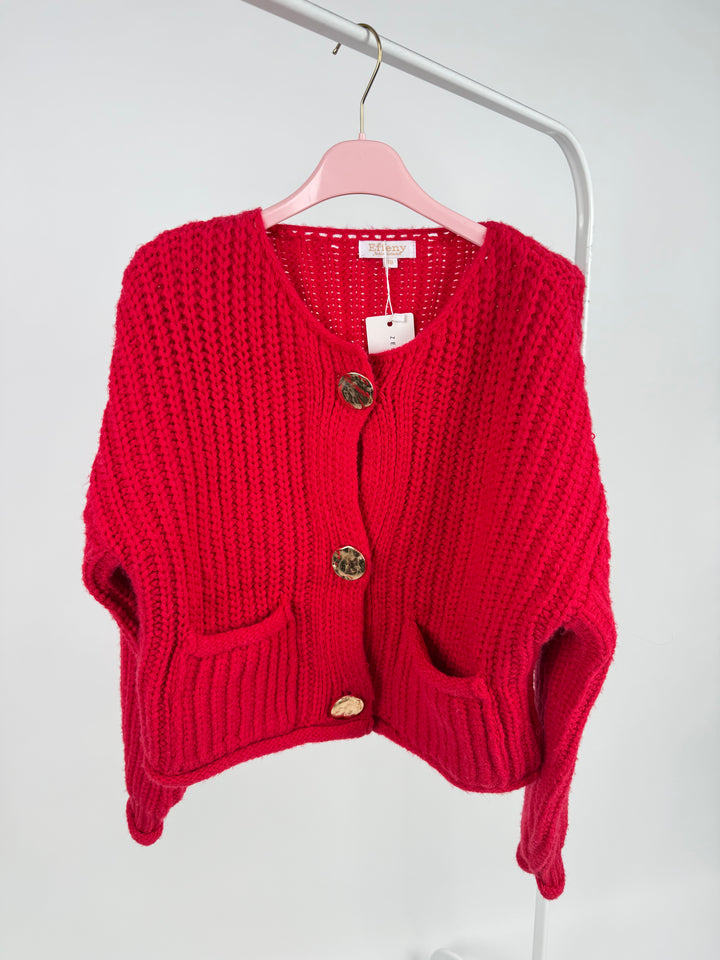 GROBE STRICKJACKE MIT GOLDENEN KNÖPFEN ROT (B-WARE)