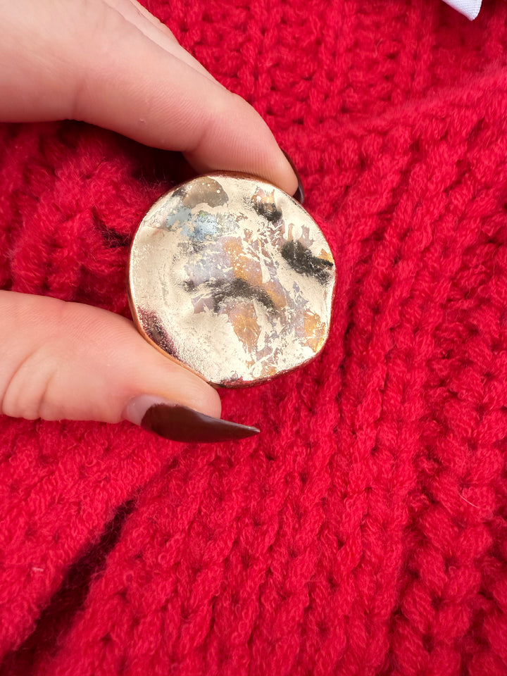 GROBE STRICKJACKE MIT GOLDENEN KNÖPFEN ROT (B-WARE)