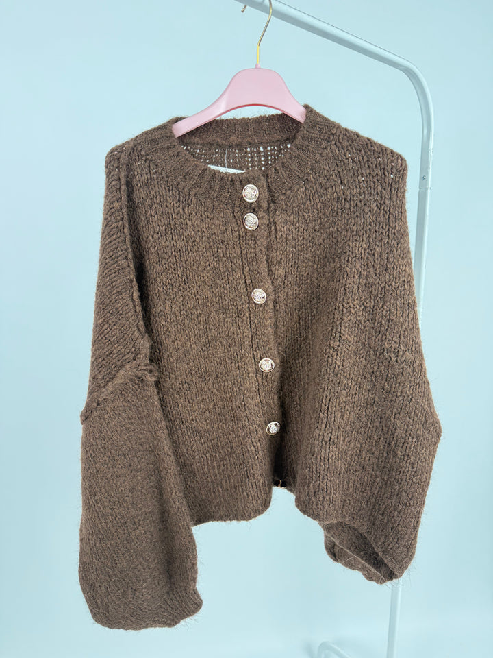KURZER OVERSIZE CARDIGAN MIT GOLDENEN MANSCHETTENKNÖPFEN CLAIRE DARK CHOCOLATE (B-WARE)