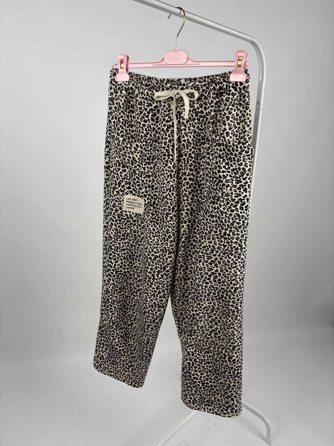 SWEATPANTS MIT LEOPRINT EVERYDAY BEIGE (B-WARE)