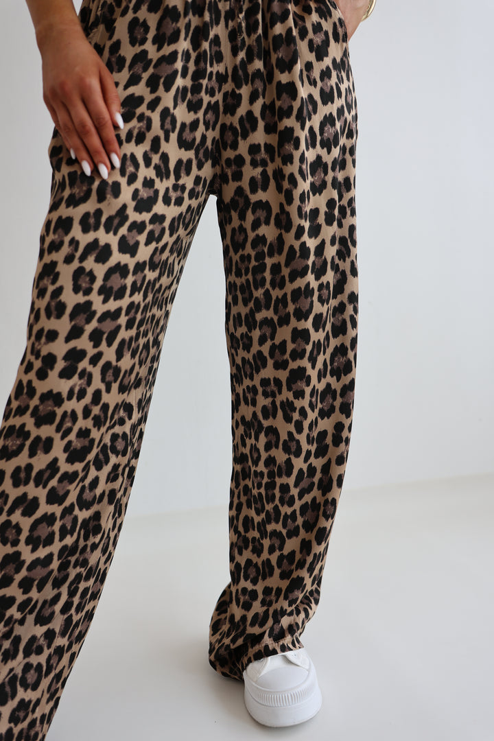 Lockere Hose mit Leoprint Lion