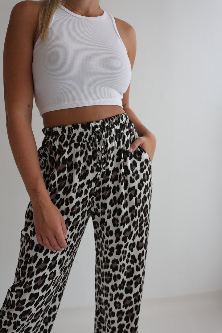 Lockere Hose mit Leoprint Lion