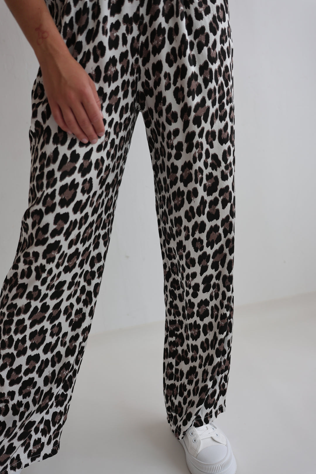 Lockere Hose mit Leoprint Lion