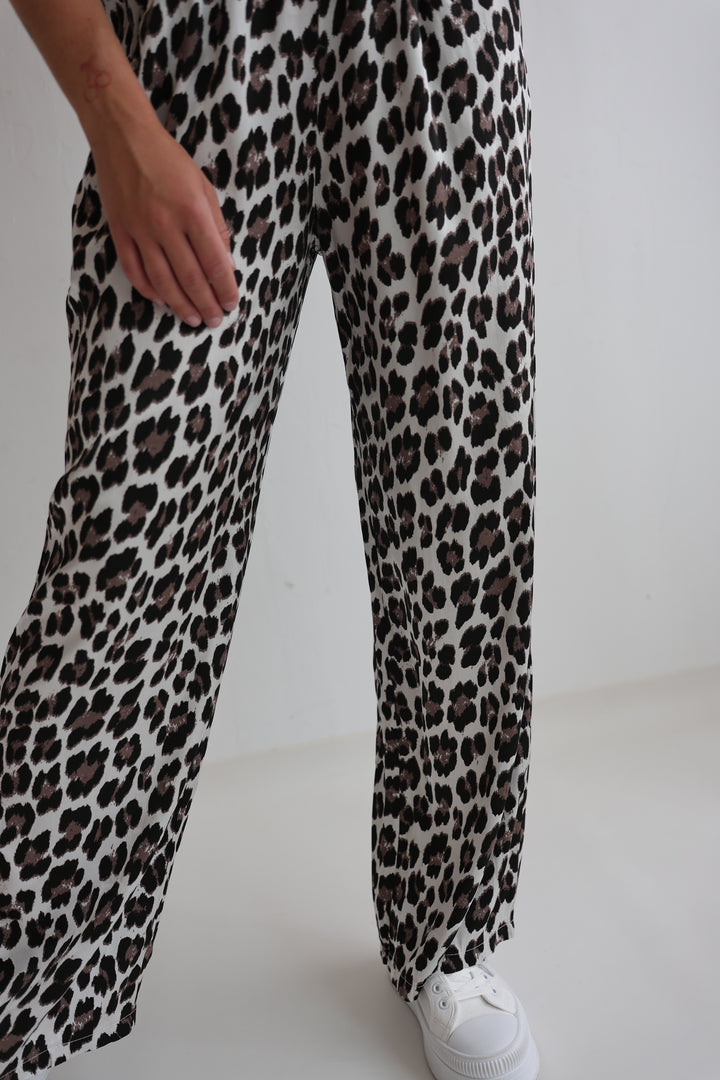 Lockere Hose mit Leoprint Lion