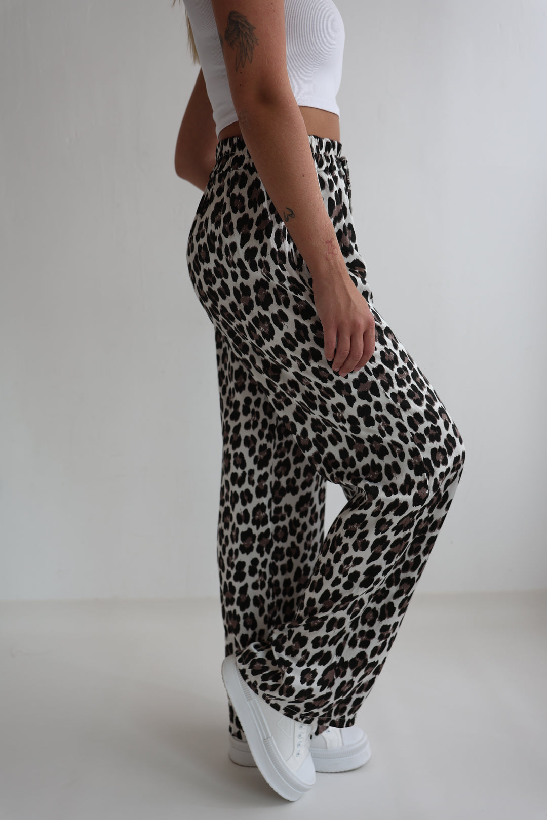 Lockere Hose mit Leoprint Lion