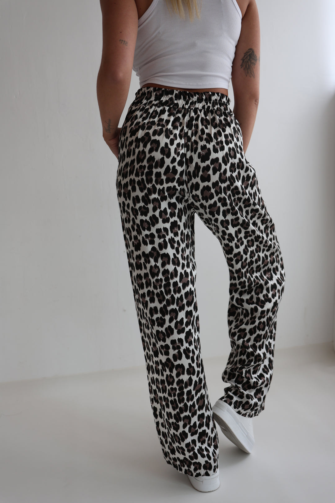 Lockere Hose mit Leoprint Lion