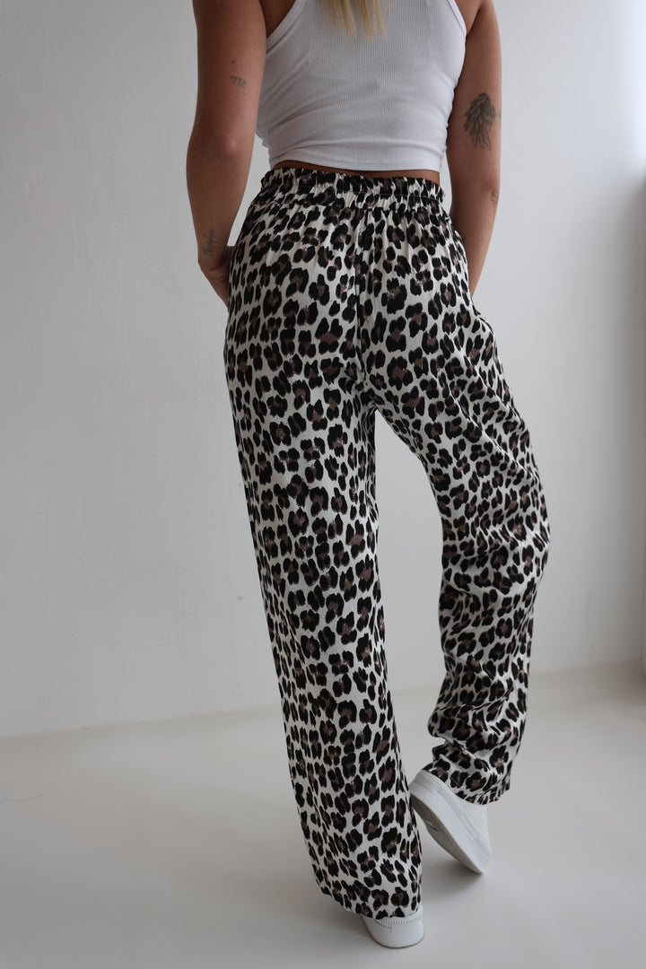 Lockere Hose mit Leoprint Lion