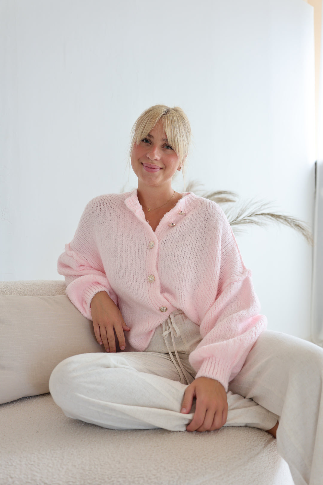 Kurzer Oversize Cardigan mit goldenen Manschettenknöpfen Claire