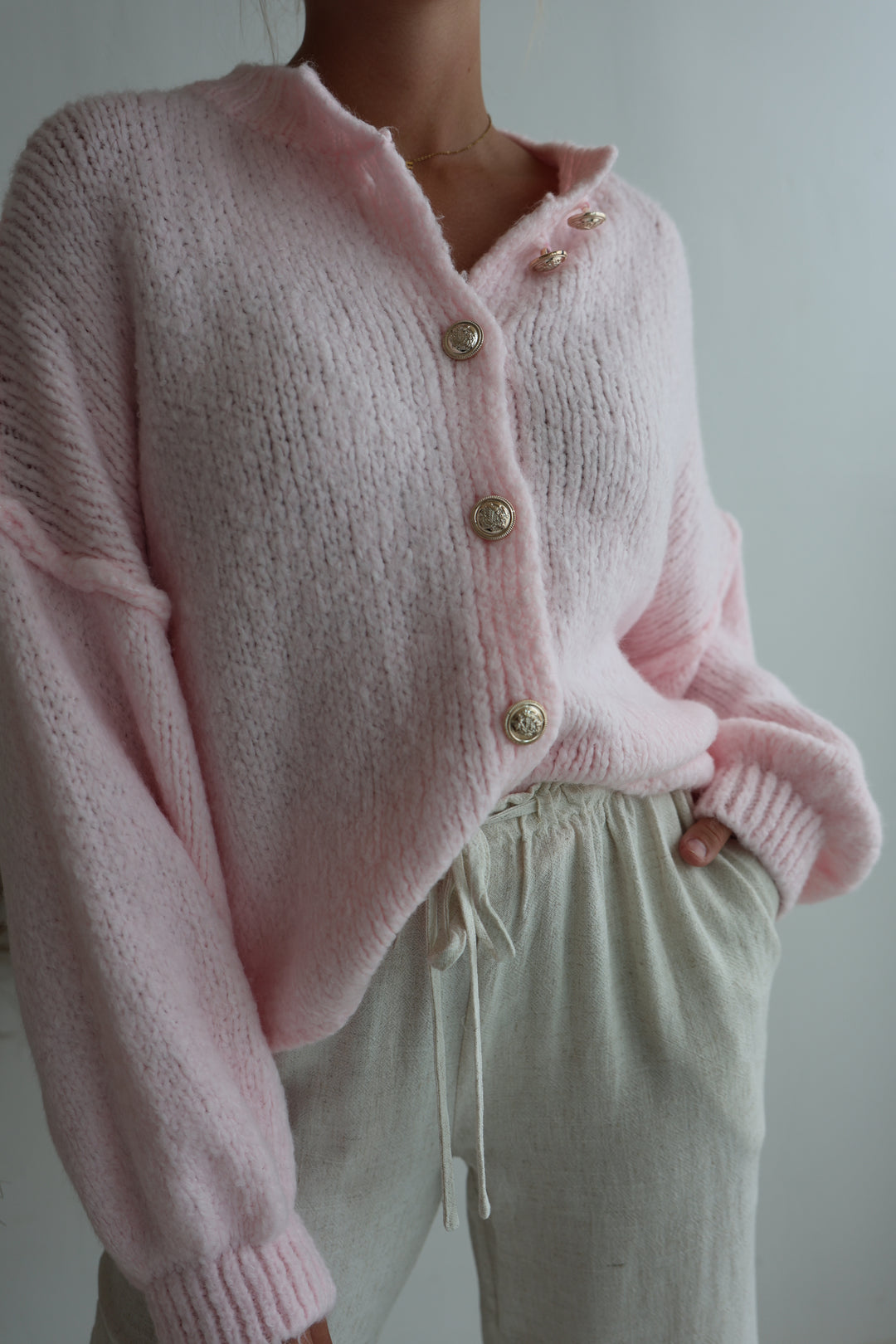 Kurzer Oversize Cardigan mit goldenen Manschettenknöpfen Claire