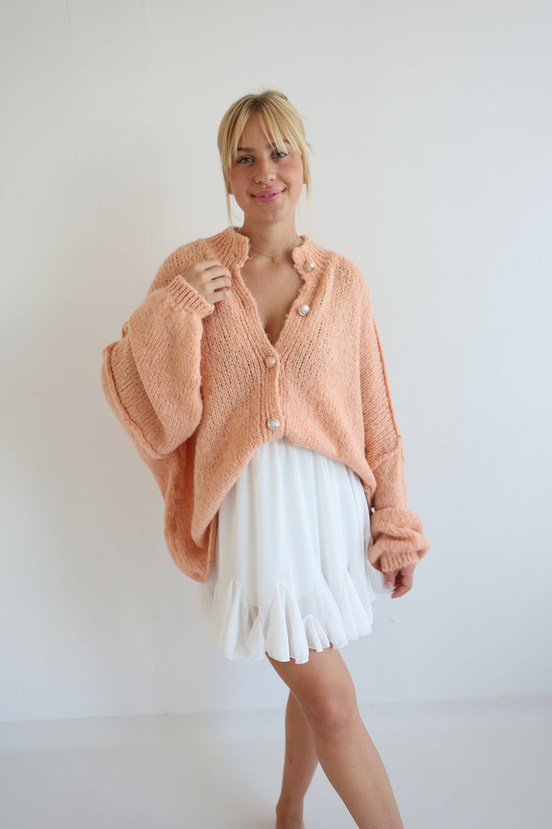 Langer Oversize Cardigan mit goldenen Manschettenknöpfen Claire