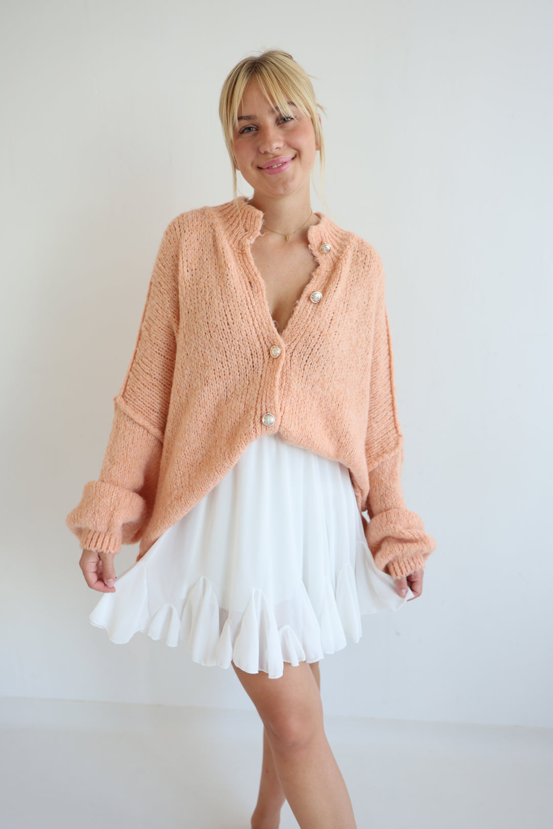 Langer Oversize Cardigan mit goldenen Manschettenknöpfen Claire