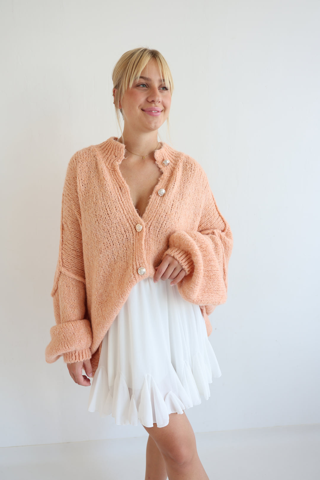Langer Oversize Cardigan mit goldenen Manschettenknöpfen Claire