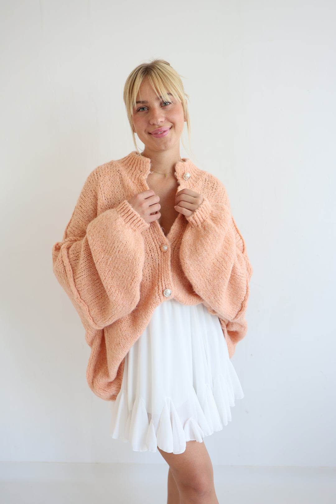 Langer Oversize Cardigan mit goldenen Manschettenknöpfen Claire