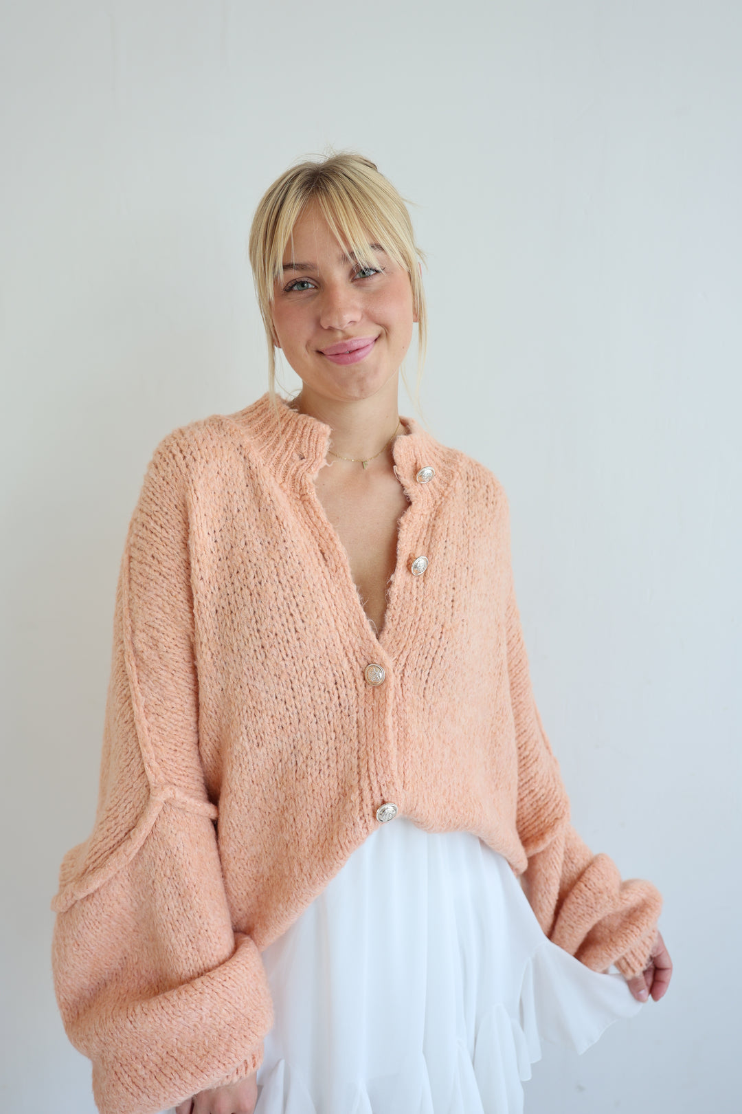 Langer Oversize Cardigan mit goldenen Manschettenknöpfen Claire