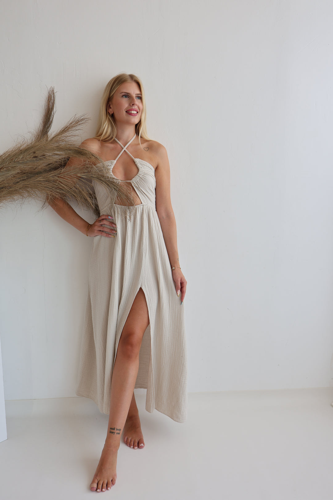 Langes Musselinkleid mit Cut-Outs Leona (einfarbig)