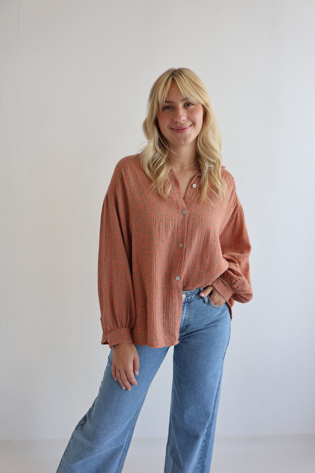Kurzes Blusenhemd aus Musselin mit Leoprint Leolove