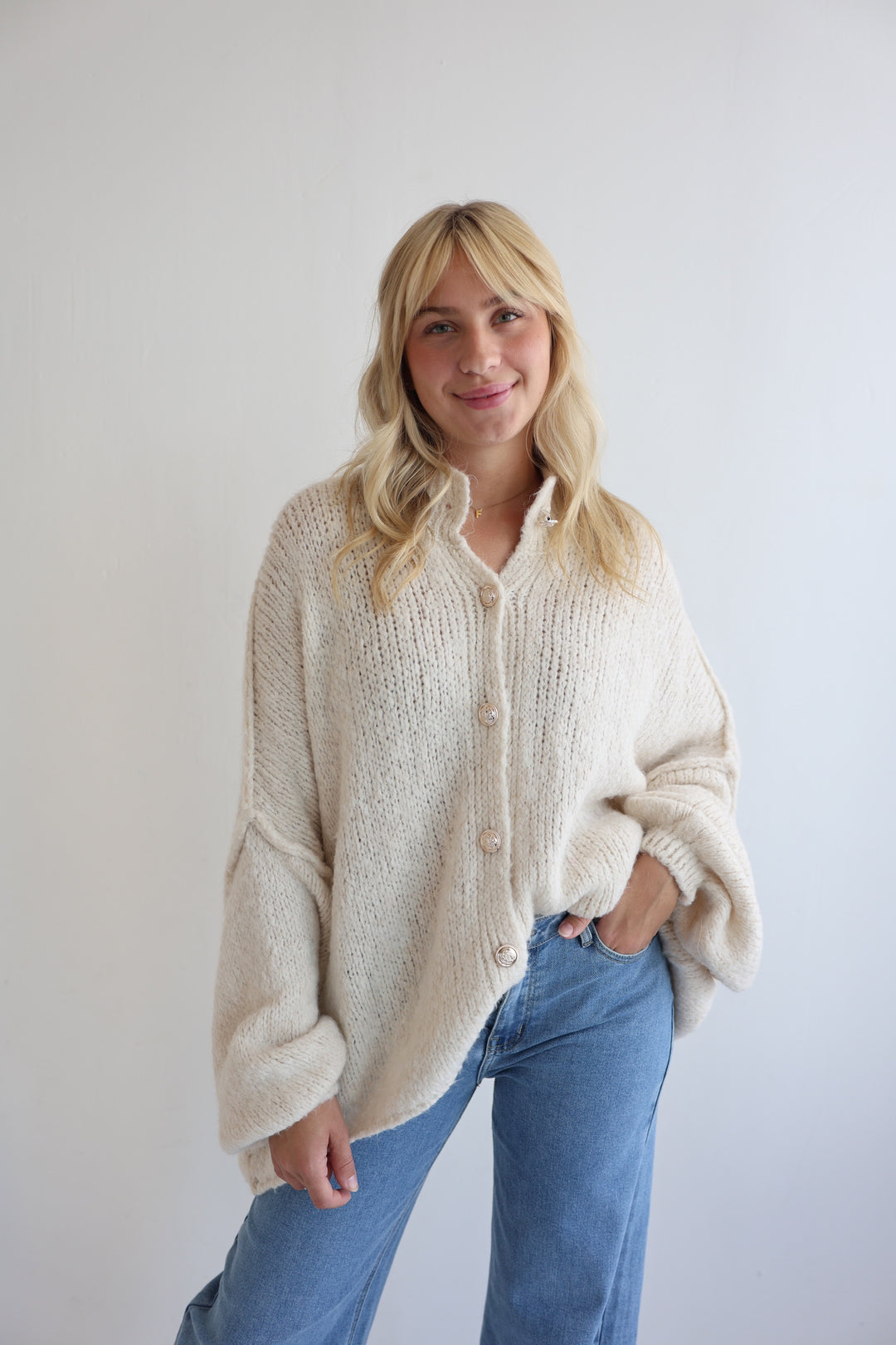 Langer Oversize Cardigan mit goldenen Manschettenknöpfen Claire