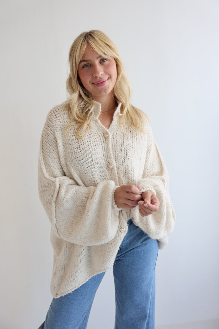 Langer Oversize Cardigan mit goldenen Manschettenknöpfen Claire