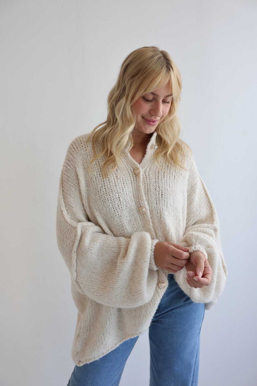 Langer Oversize Cardigan mit goldenen Manschettenknöpfen Claire