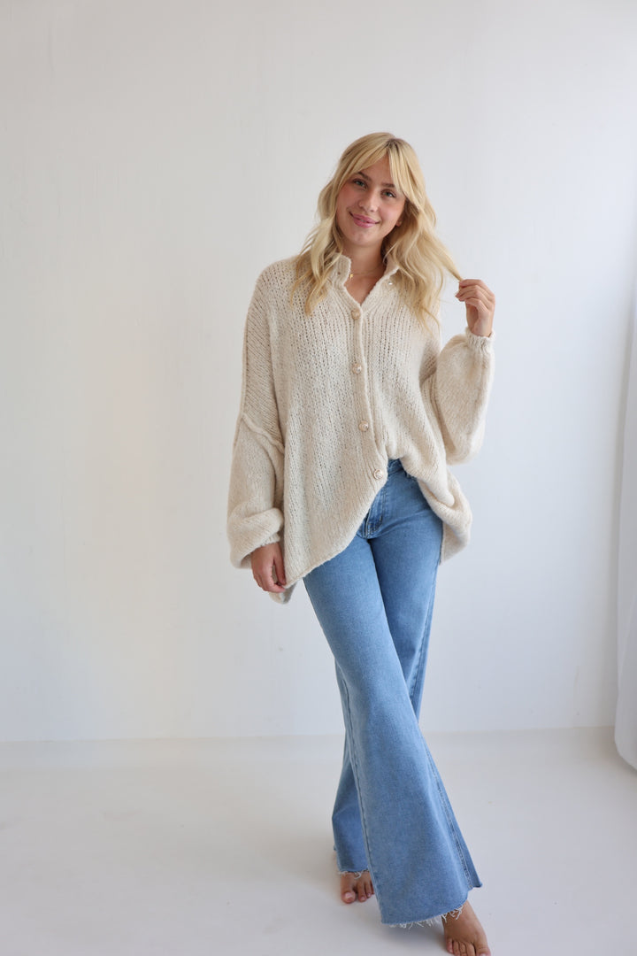 Langer Oversize Cardigan mit goldenen Manschettenknöpfen Claire